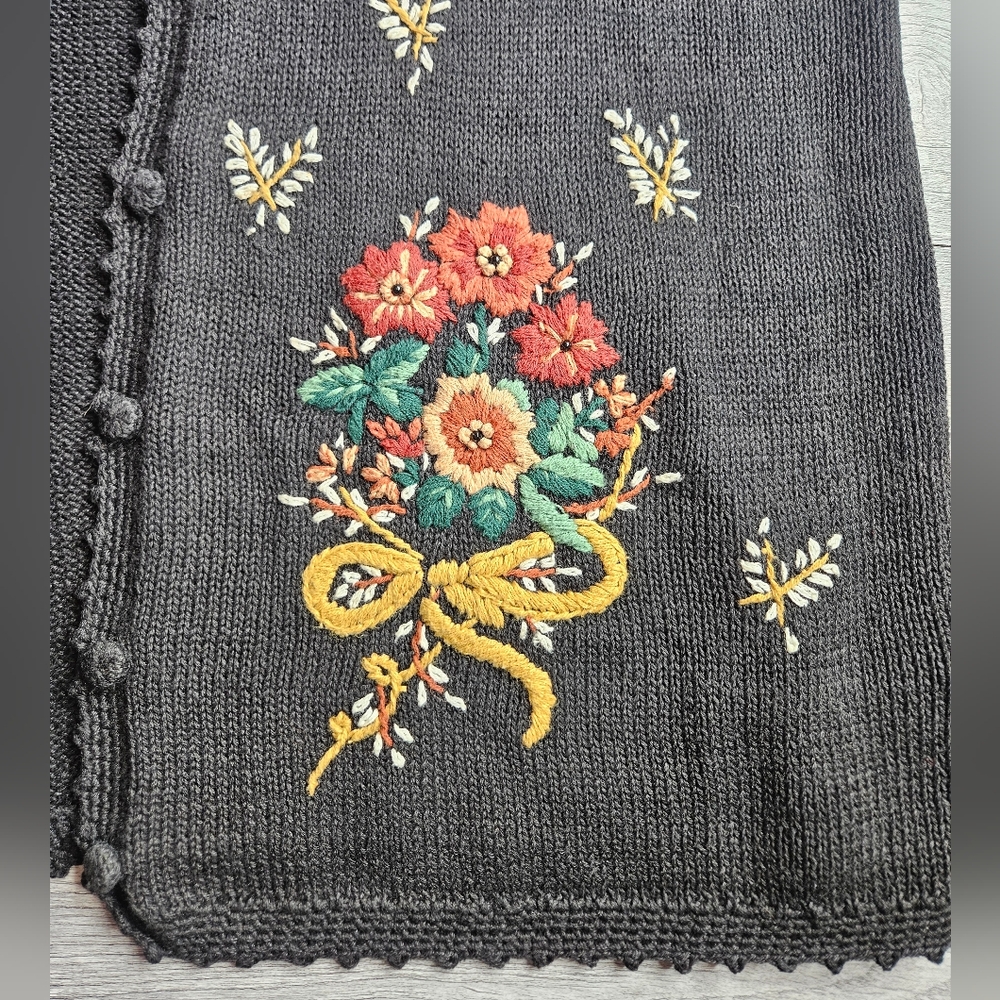 Vintage Sweater Vest Margules Large Floral Bouquet Needlepoint Embroidery - Picture 4 of 13